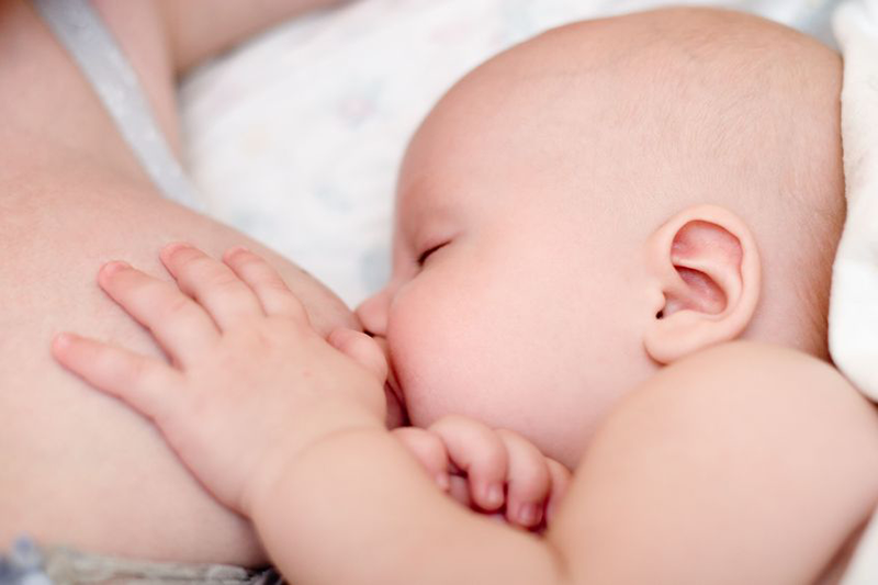 出産後赤ちゃんにお乳を吸われ乳頭(乳首)が垂れ下がるように変形してしまうこともあります